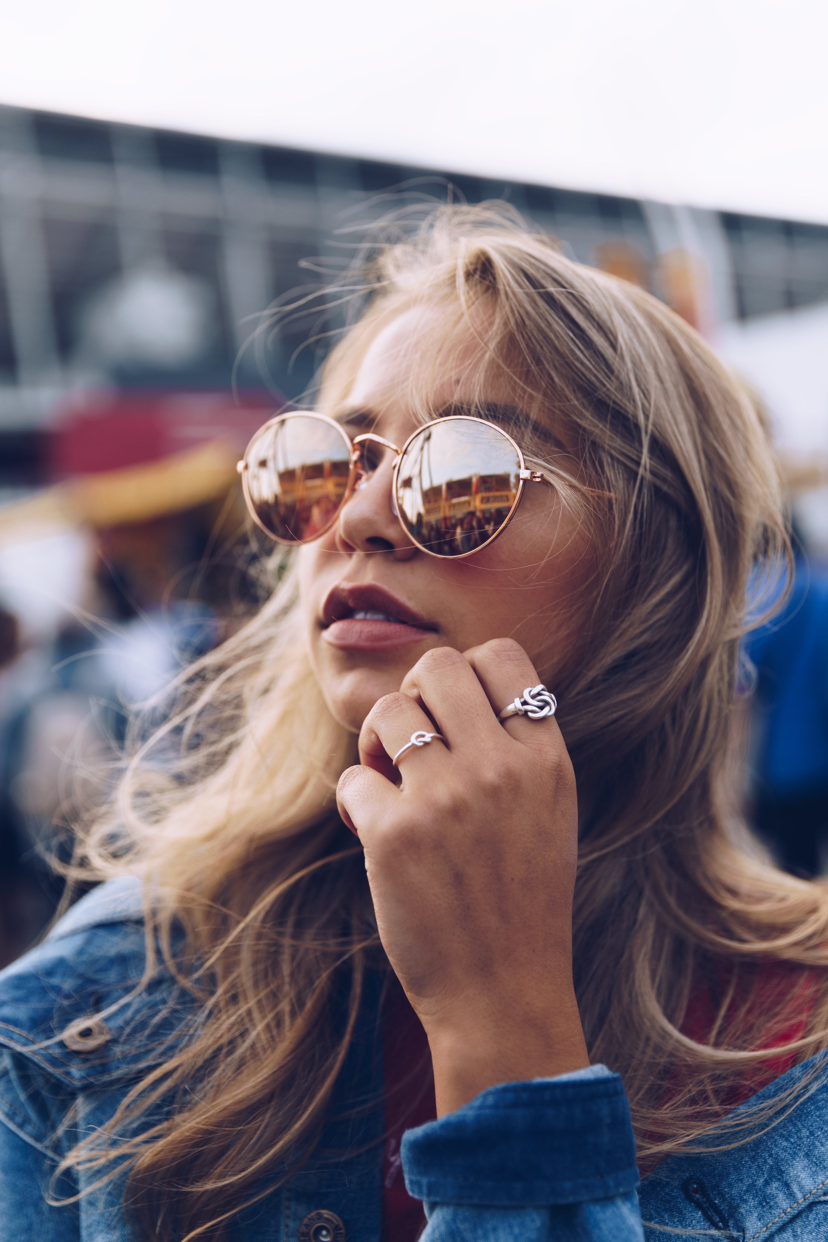 youthwayfashion-young-woman-in-sunglasses-with-rings